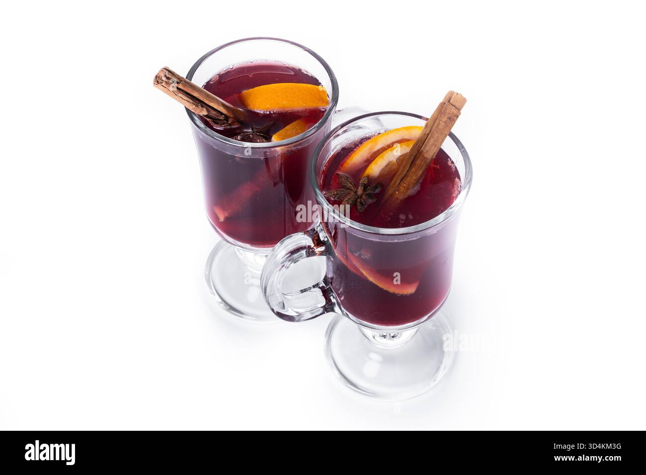 VIN brulé con bastoncini di arancia e cannella e decorazioni natalizie isolate su sfondo bianco Foto Stock