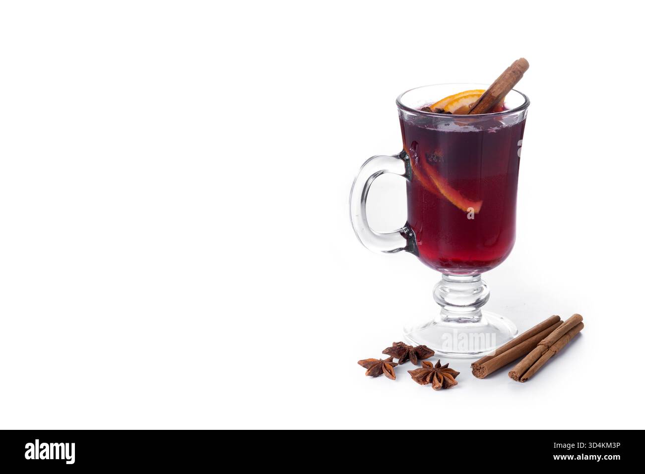 VIN brulé con bastoncini di arancia e cannella e decorazioni natalizie isolate su sfondo bianco Foto Stock