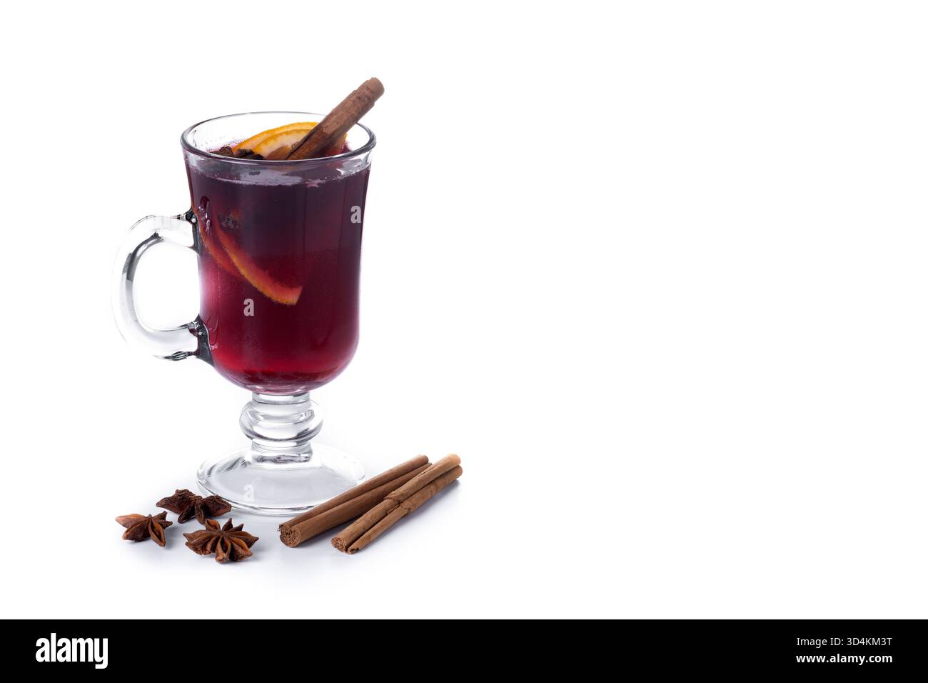 VIN brulé con bastoncini di arancia e cannella e decorazioni natalizie isolate su sfondo bianco Foto Stock