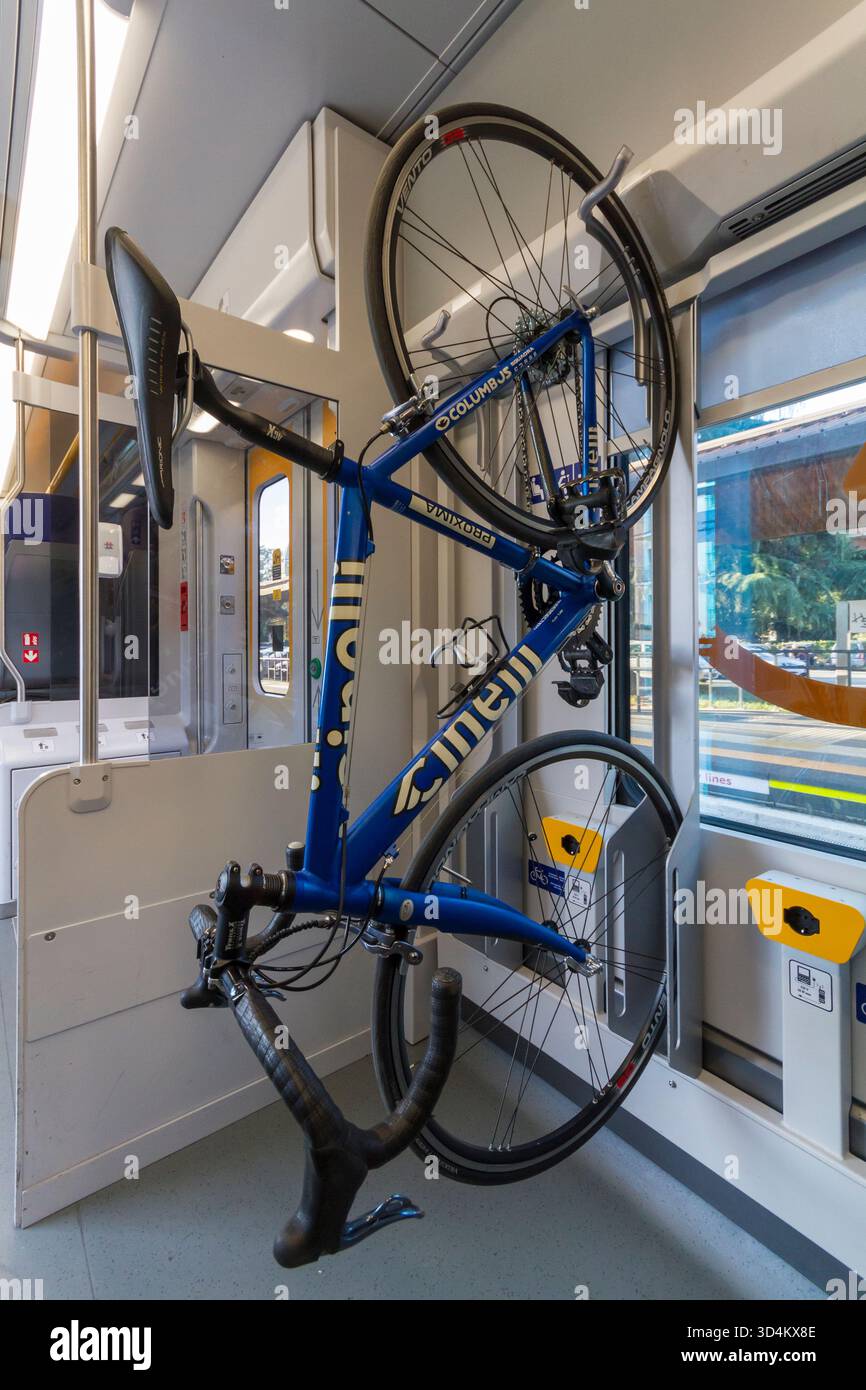 Trasporto in bicicletta su un treno italiano Foto Stock