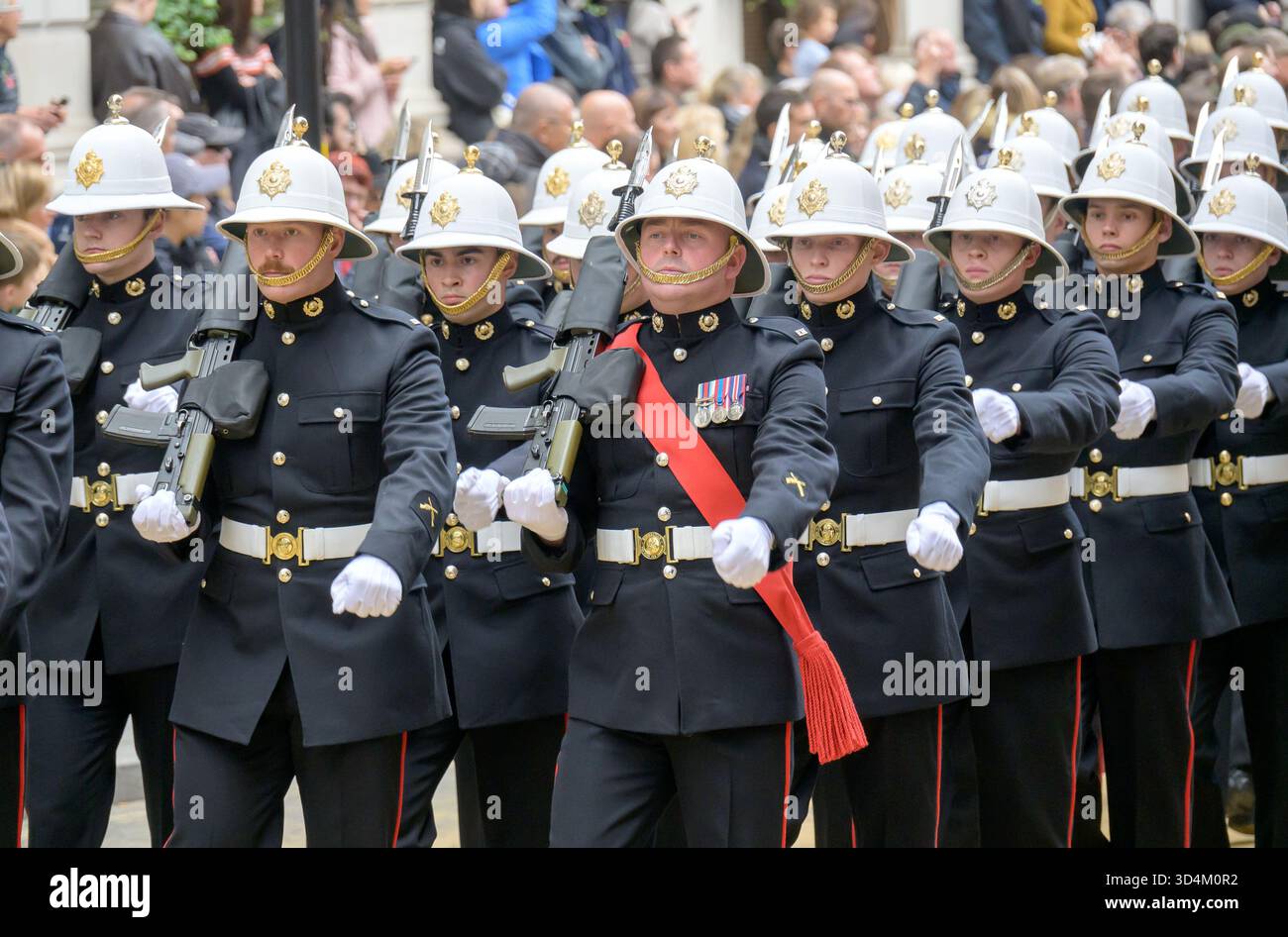 Membri dei Royal Marines in marcia al Lord Mayor's Show, 8 novembre 2025. Foto Stock