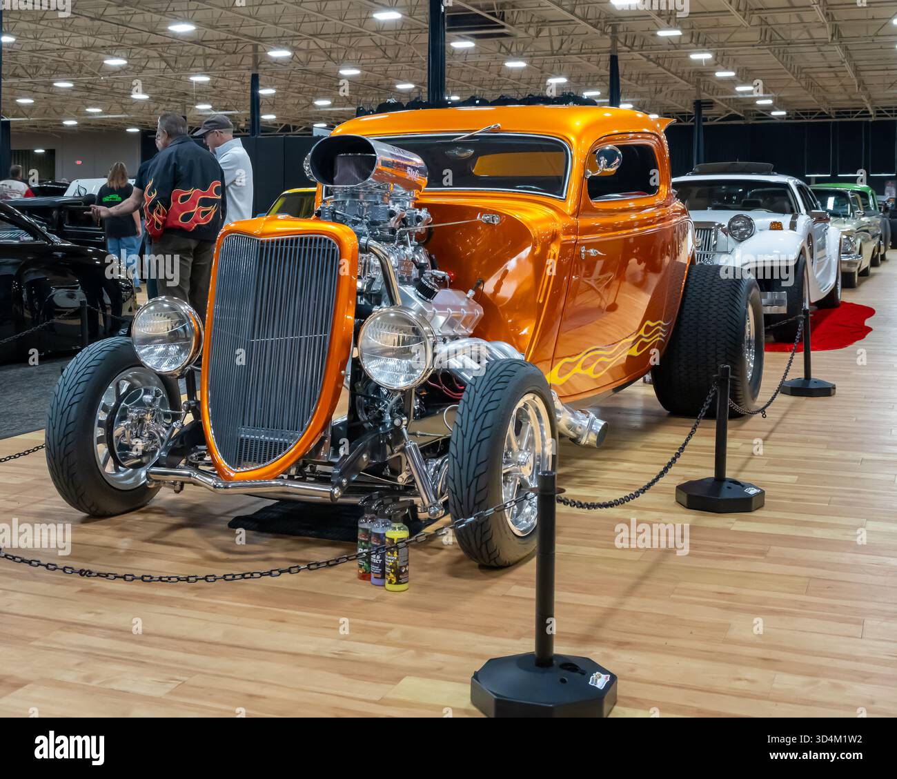 WATERFORD, mi/USA - 8 NOVEMBRE 2025: Un'auto Ford a 3 finestre del 1934, allo spettacolo Shiny Rust Hot Rod Spectacular. Foto Stock