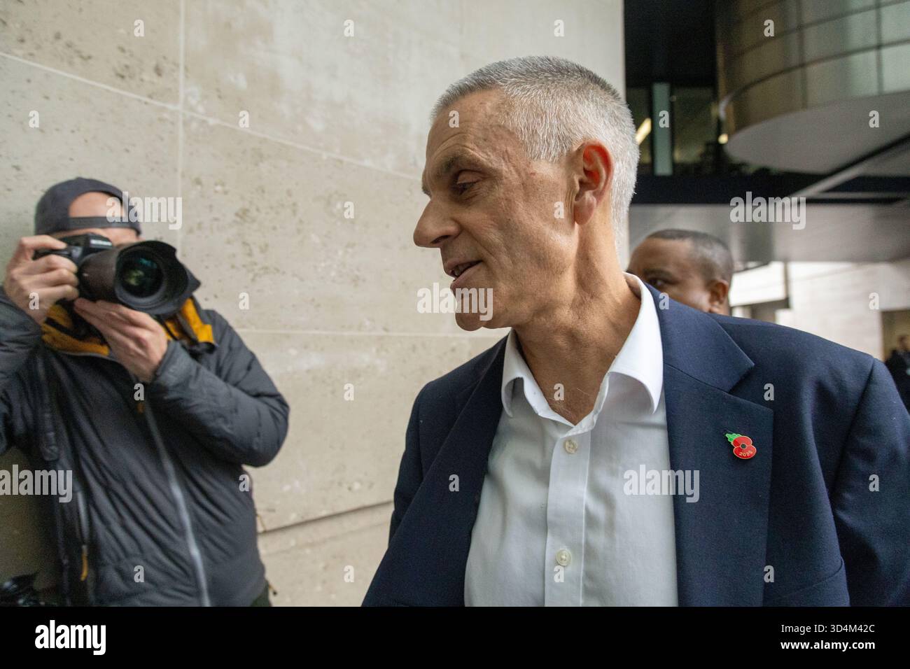 Londra, Inghilterra, Regno Unito. 11 novembre 2025. Il direttore generale della BBC TIM DAVIE fa una dichiarazione quando arriva alla sede centrale della BBC nel centro di Londra. DAVIE si è dimesso dal suo posto domenica per un intervento di Donald Trump. Trump ha minacciato di citare in giudizio la BBC per un miliardo di dollari a meno che non gli fossero state offerte scuse e compensi, (Credit Image: © Tayfun Salci/ZUMA Press Wire) SOLO PER USO EDITORIALE! Non per USO commerciale! Crediti: ZUMA Press, Inc./Alamy Live News Foto Stock