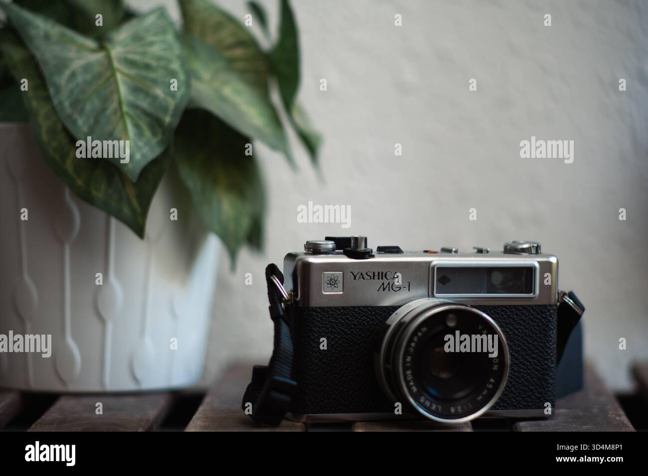 Barcellona, ​​Catalonia, Spagna - 11 novembre 2025: Fotocamera analogica prodotta in Giappone dal marchio Yashica, modello MG-1. Foto Stock