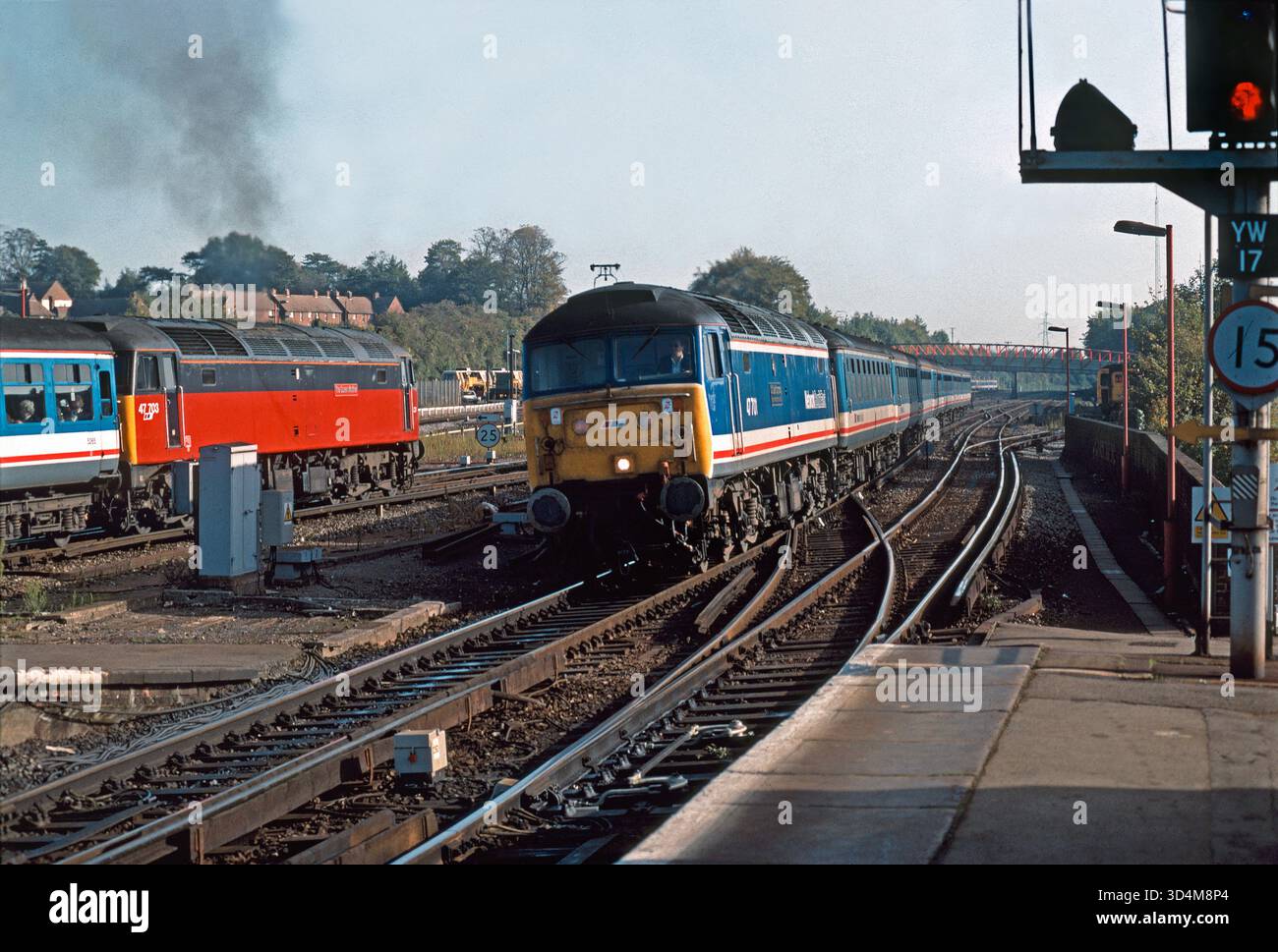 Un paio di locomotive diesel di classe 47 n. 47701 e n. 47703 Working Network treni passeggeri «Network Express» sudorientali a Basingstoke il 17 ottobre 1992. Foto Stock