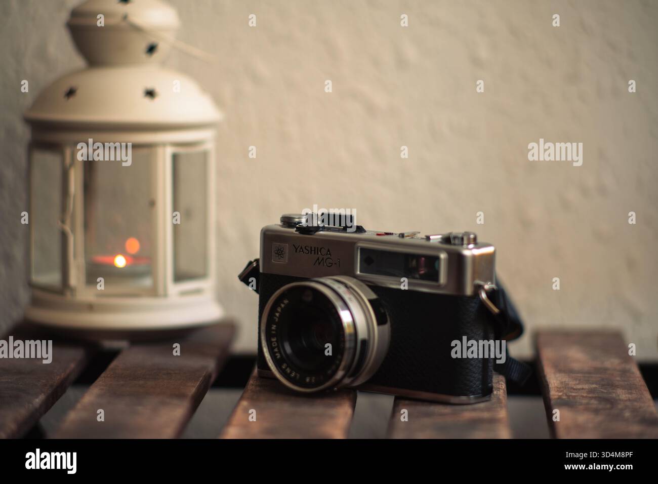 Barcellona, ​​Catalonia, Spagna - 11 novembre 2025: Fotocamera analogica prodotta in Giappone dal marchio Yashica, modello MG-1. Foto Stock