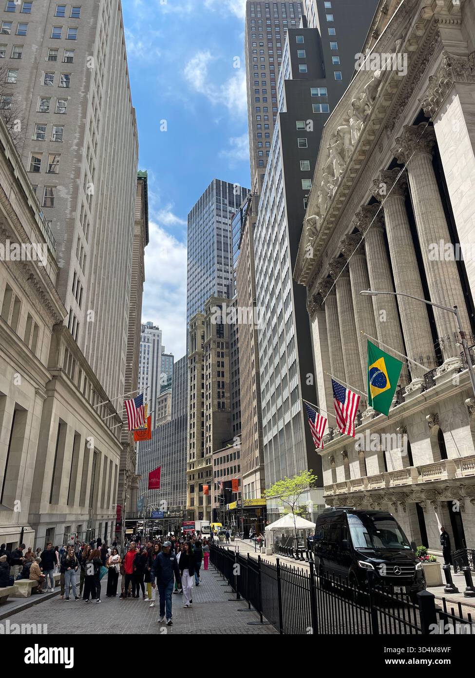Le strade trafficate e gli iconici ingressi della metropolitana definiscono il ritmo di New York. Foto Stock
