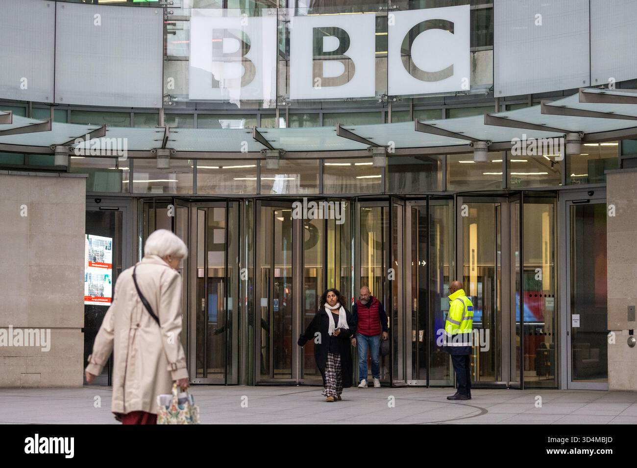 Londra, Inghilterra, Regno Unito. 11 novembre 2025. Sede della BBC nel centro di Londra. Il direttore generale della BBC Tim DAVIE si è dimesso dal suo incarico domenica a causa di una modifica del discorso di Donald Trump. Trump ha minacciato di citare in giudizio la BBC per un miliardo di dollari a meno che non gli fossero state offerte scuse e compensi, (Credit Image: © Tayfun Salci/ZUMA Press Wire) SOLO PER USO EDITORIALE! Non per USO commerciale! Foto Stock