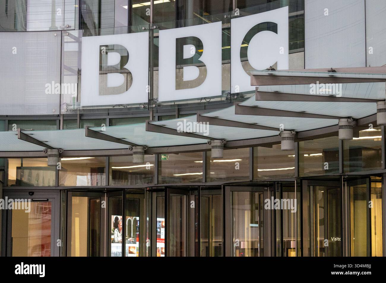 Londra, Inghilterra, Regno Unito. 11 novembre 2025. Sede della BBC nel centro di Londra. Il direttore generale della BBC Tim DAVIE si è dimesso dal suo incarico domenica a causa di una modifica del discorso di Donald Trump. Trump ha minacciato di citare in giudizio la BBC per un miliardo di dollari a meno che non gli fossero state offerte scuse e compensi, (Credit Image: © Tayfun Salci/ZUMA Press Wire) SOLO PER USO EDITORIALE! Non per USO commerciale! Foto Stock