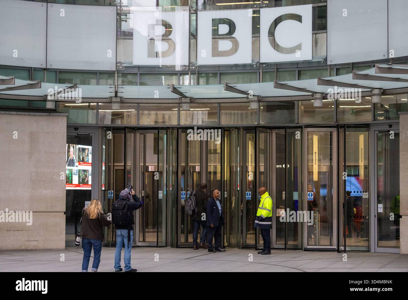 Londra, Inghilterra, Regno Unito. 11 novembre 2025. Sede della BBC nel centro di Londra. Il direttore generale della BBC Tim DAVIE si è dimesso dal suo incarico domenica a causa di una modifica del discorso di Donald Trump. Trump ha minacciato di citare in giudizio la BBC per un miliardo di dollari a meno che non gli fossero state offerte scuse e compensi, (Credit Image: © Tayfun Salci/ZUMA Press Wire) SOLO PER USO EDITORIALE! Non per USO commerciale! Foto Stock