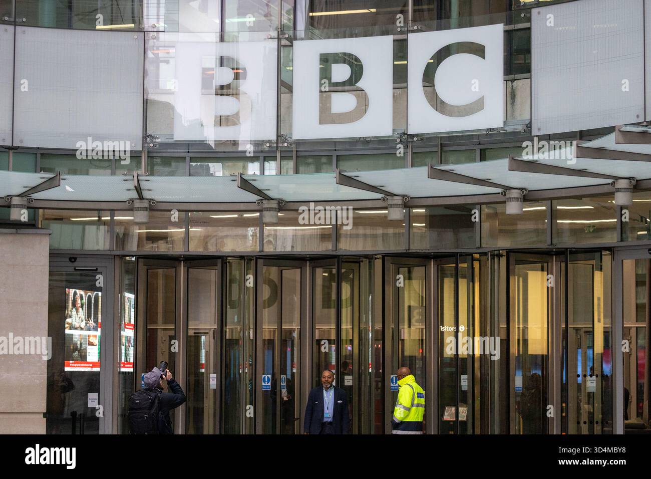 Londra, Inghilterra, Regno Unito. 11 novembre 2025. Sede della BBC nel centro di Londra. Il direttore generale della BBC Tim DAVIE si è dimesso dal suo incarico domenica a causa di una modifica del discorso di Donald Trump. Trump ha minacciato di citare in giudizio la BBC per un miliardo di dollari a meno che non gli fossero state offerte scuse e compensi, (Credit Image: © Tayfun Salci/ZUMA Press Wire) SOLO PER USO EDITORIALE! Non per USO commerciale! Foto Stock