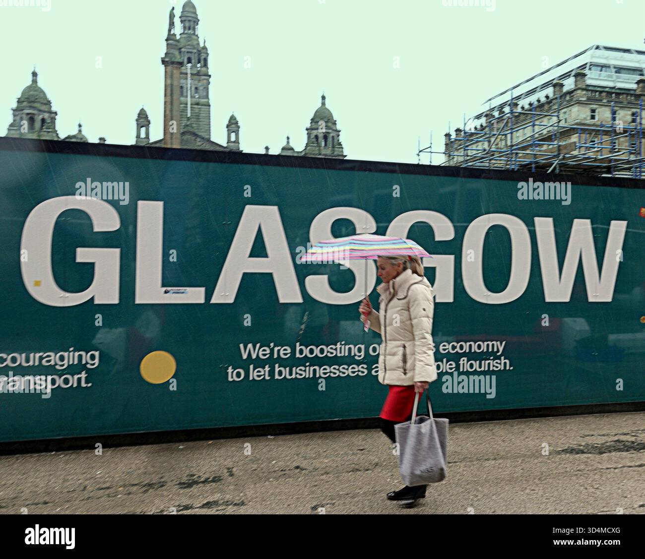 Glasgow, Scozia, Regno Unito. 11 novembre 2025. Meteo nel Regno Unito: Giorno umido intenso e buio nel centro della città, mentre la gente del posto e l'ultimo dei turisti camminano per la città con la promessa di molto in arrivo. Credit Gerard Ferry/Alamy Live News Foto Stock
