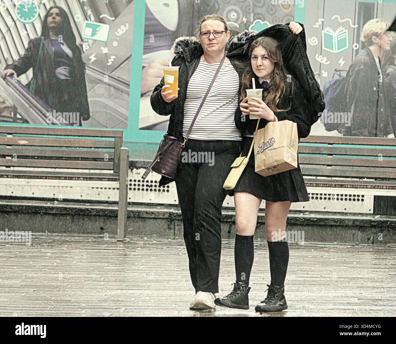 Glasgow, Scozia, Regno Unito. 11 novembre 2025. Meteo nel Regno Unito: Giorno umido intenso e buio nel centro della città, mentre la gente del posto e l'ultimo dei turisti camminano per la città con la promessa di molto in arrivo. Credit Gerard Ferry/Alamy Live News Foto Stock