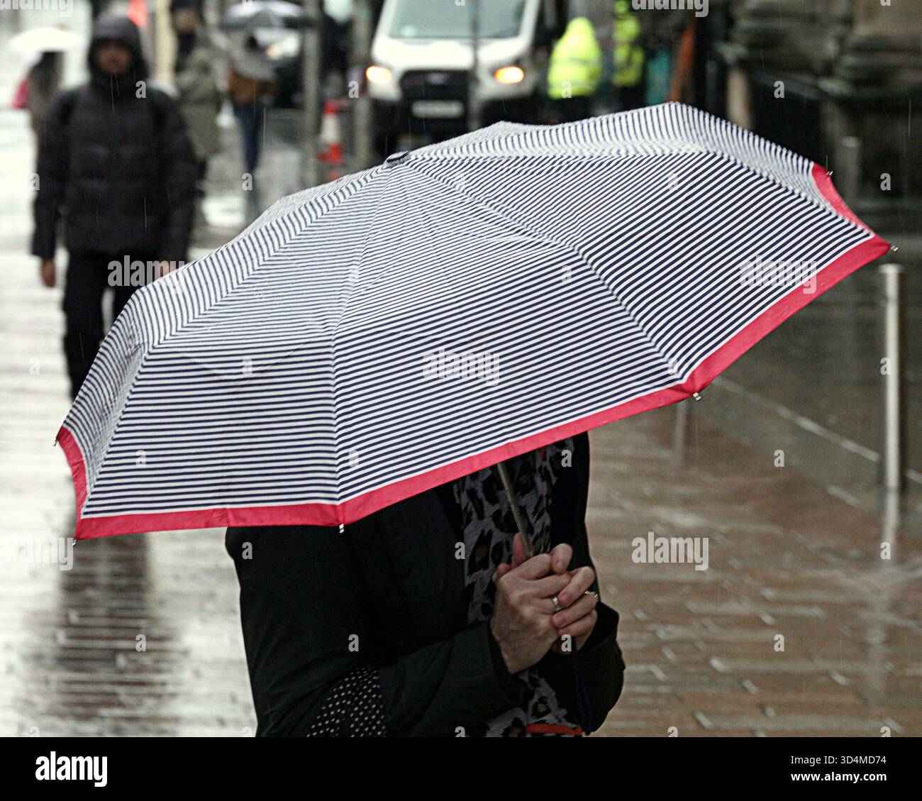 Glasgow, Scozia, Regno Unito. 11 novembre 2025. Meteo nel Regno Unito: Giorno umido intenso e buio nel centro della città, mentre la gente del posto e l'ultimo dei turisti camminano per la città con la promessa di molto in arrivo. Credit Gerard Ferry/Alamy Live News Foto Stock