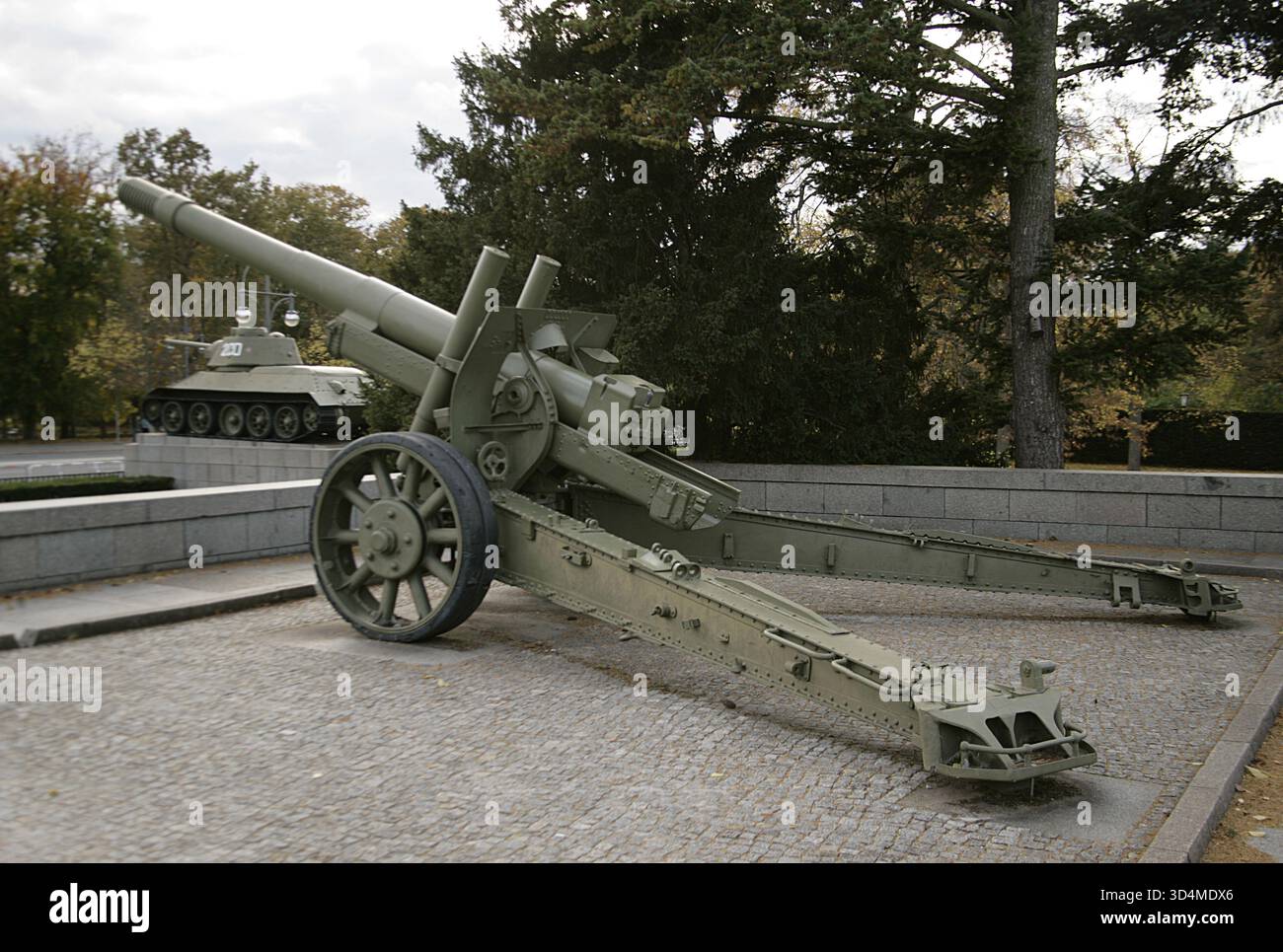 Berlino, Germania. Memoriale di guerra sovietico nel Tiergarten (Sowjetisches Kriegerdenkmal). Il memoriale è stato inaugurato il 7 novembre 1945, in occasione dell'anniversario dell'inizio della rivoluzione d'ottobre in Russia. Commemora i soldati sovietici morti in guerra, specialmente quelli morti durante la battaglia di Berlino, che ebbe luogo tra aprile e maggio 1945. Il monumento si trova nel Großer Tiergarten, un grande parco pubblico nella parte occidentale della città. Vista generale di uno dei due obici sovietici da 152 mm ML-20 che fiancheggiano il monumento. Foto Stock