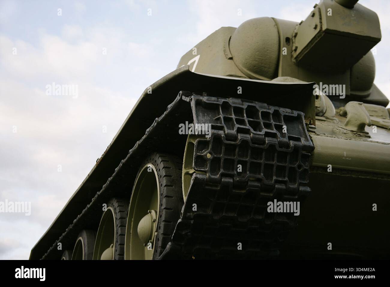Berlino, Germania. Memoriale di guerra sovietico nel Tiergarten (Sowjetisches Kriegerdenkmal). Il memoriale è stato inaugurato il 7 novembre 1945, in occasione dell'anniversario dell'inizio della rivoluzione d'ottobre in Russia. Commemora i soldati sovietici morti in guerra, specialmente quelli morti durante la battaglia di Berlino, che ebbe luogo tra aprile e maggio 1945. Il monumento si trova nel Großer Tiergarten, un grande parco pubblico nella parte occidentale della città. Vista frontale di uno dei due carri armati sovietici T-34 che fiancheggiano il monumento. Dettaglio dei cingoli, dotati di cinque ruote su ciascun lato. Foto Stock