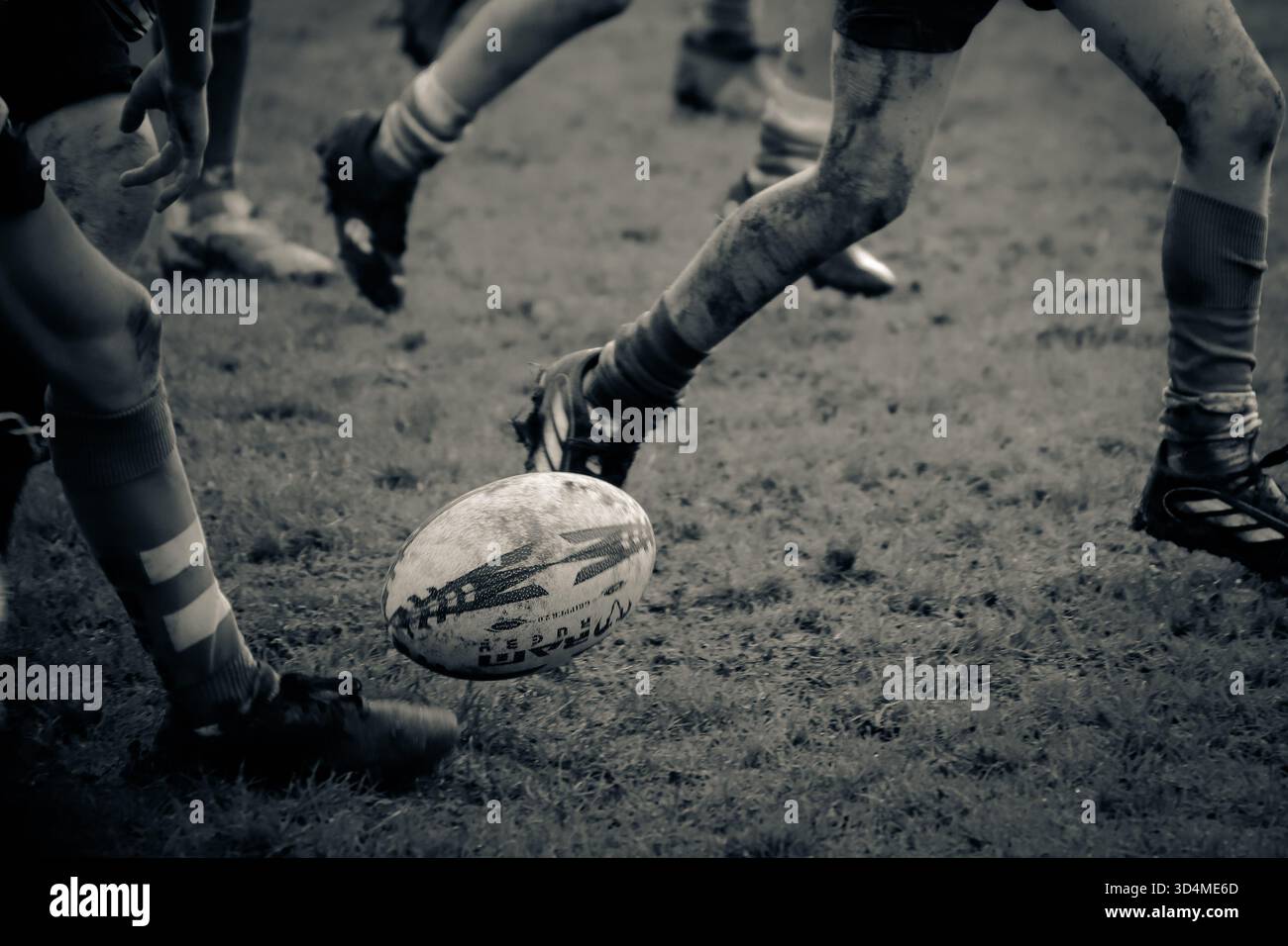 Immagini di giocatori di rugby che calciano una palla e segnano una prova su un campo all'aperto Foto Stock