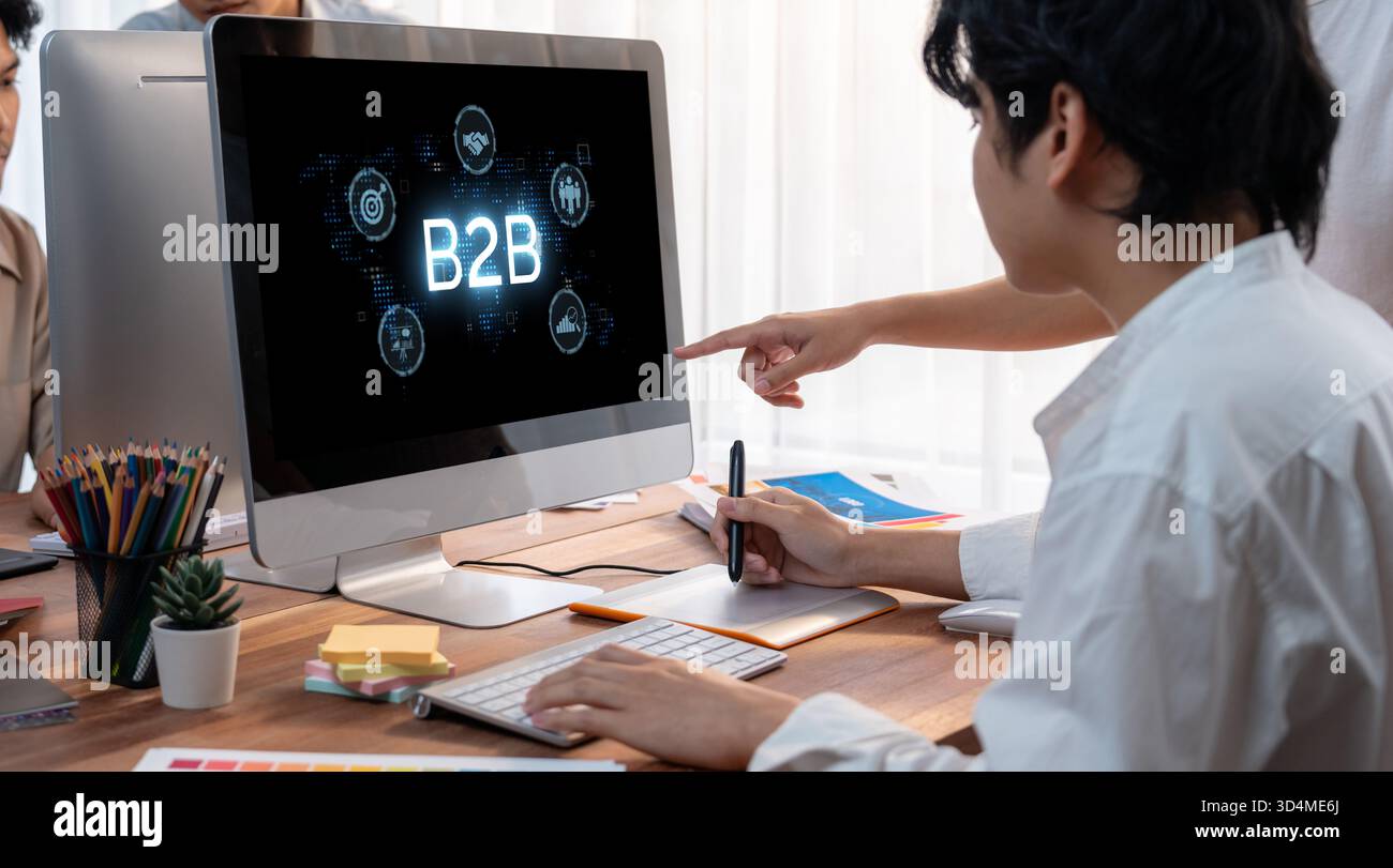 L'uomo d'affari naviga nel panorama B2B, sfrutta la tecnologia per migliorare le connessioni business-to-business. Scopri che ridefinisce l'interazione B2B, guidando Foto Stock