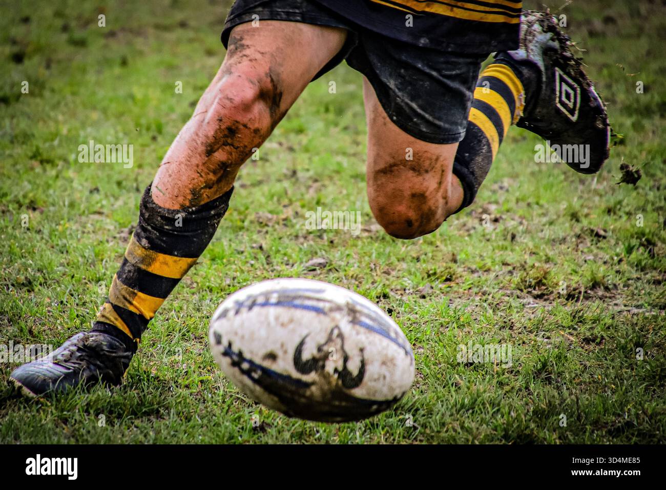 Immagini di giocatori di rugby che calciano una palla e segnano una prova su un campo all'aperto Foto Stock