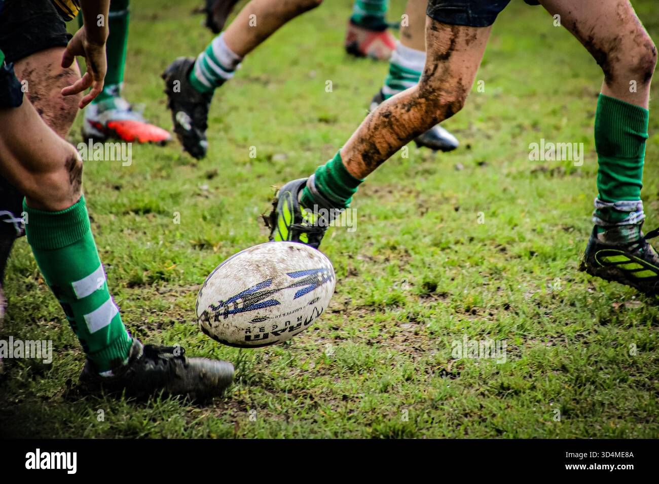 Immagini di giocatori di rugby che calciano una palla e segnano una prova su un campo all'aperto Foto Stock