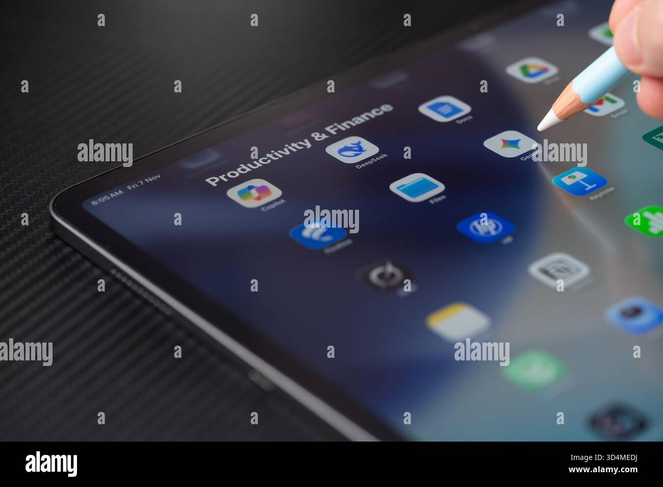 New York, USA - 7 novembre 2025: Apertura su tablet app Gemini ai vista ravvicinata sul tavolo scuro Foto Stock