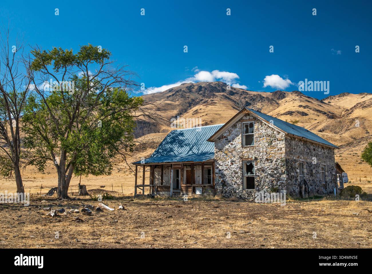 Edificio abbandonato del ranch, Monti Pueblo, Fields-Denio Road (autostrada 205), Pueblo Valley, regione del deserto alto, Oregon, Stati Uniti Foto Stock