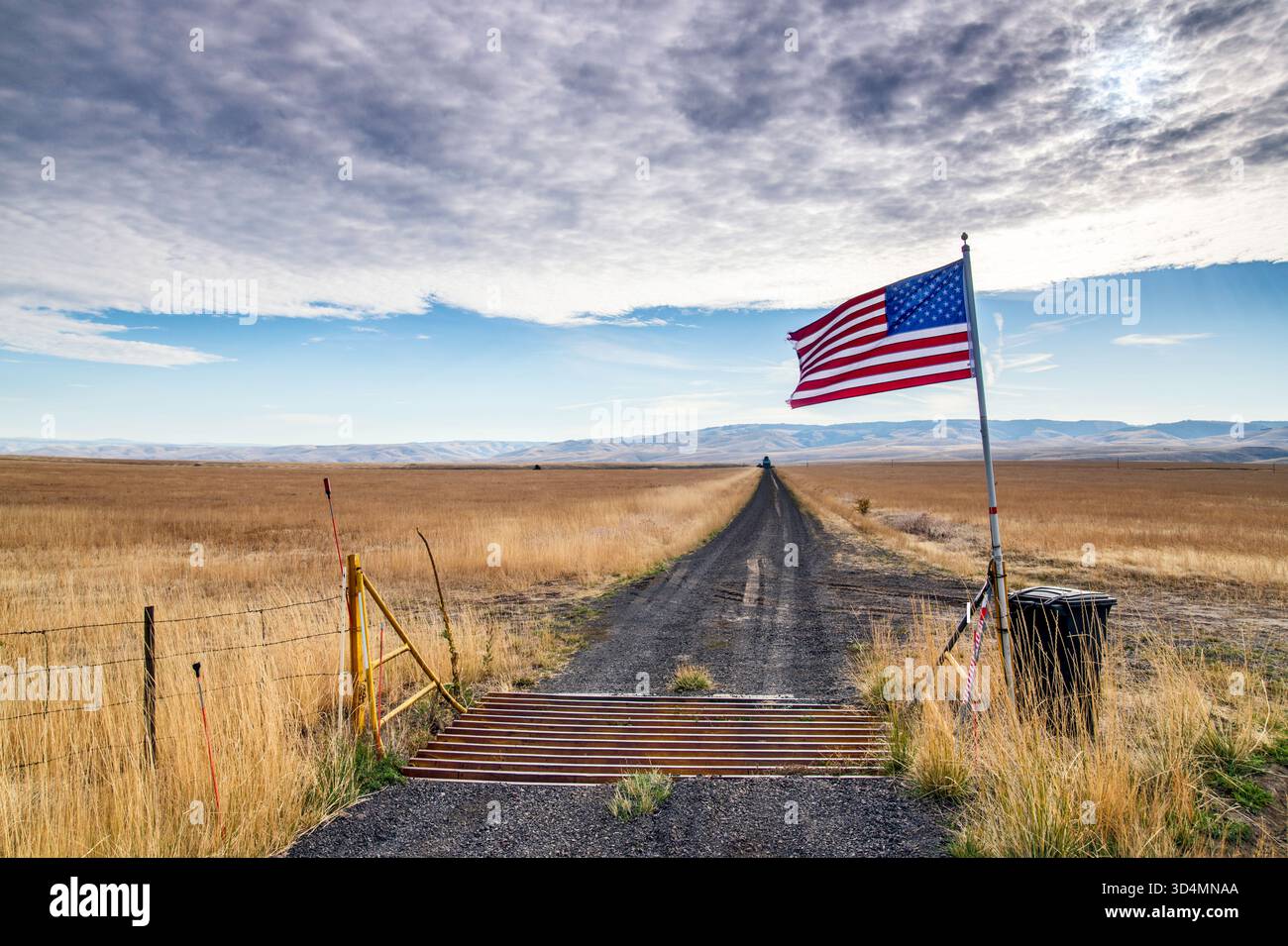 Altocumulus Clouds, bandiera degli Stati Uniti su una pista sterrata fino al ranch, al largo di Yellow Jacket Road, vicino alla città di Pilot Rock, regione delle Blue Mountains, Oregon, Stati Uniti Foto Stock