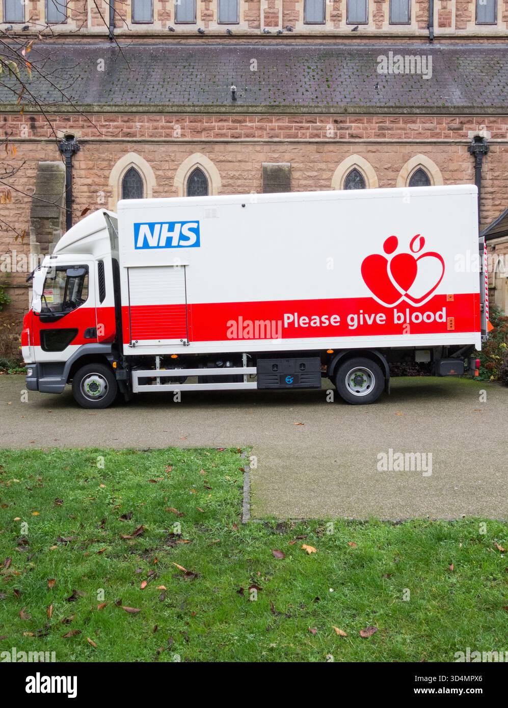 Un NHS si prega di consegnare un furgone per donazioni di sangue parcheggiato fuori da un centro donazioni a Hammersmith, West London, Inghilterra, Regno Unito Foto Stock