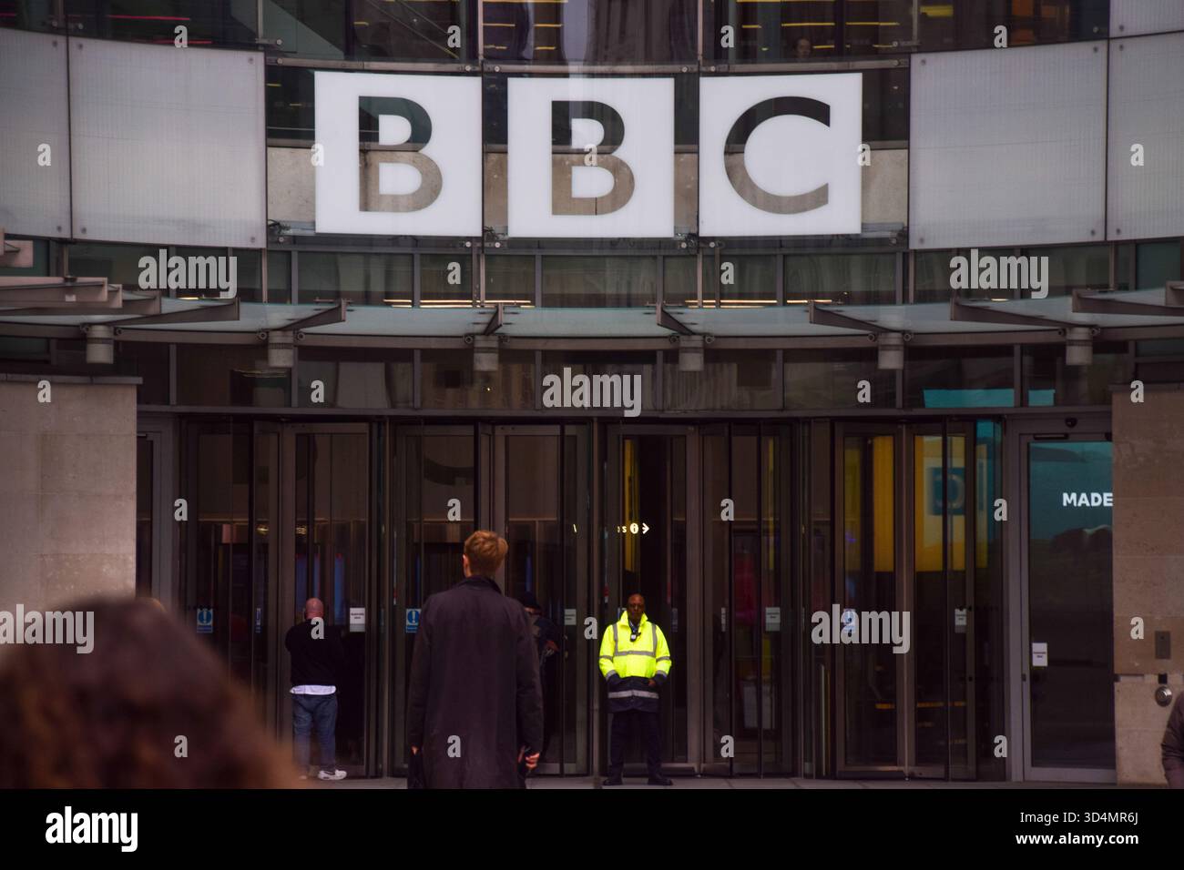 Londra, Regno Unito. 11 novembre 2025. Vista generale della Broadcasting House, la sede della BBC. Il presidente DEGLI STATI UNITI Donald Trump minaccia di citare in giudizio l'emittente britannica per 1 miliardo di dollari per il discorso editato che Trump ha tenuto prima dei disordini del Campidoglio del 6 gennaio 2021, presentato in un documentario della BBC Panorama. Il direttore generale della BBC Tim DAVIE e l'amministratore delegato di BBC News Deborah Turness si dimisero a seguito delle accuse di pregiudizio e della controversia che circondava il discorso editato. Credito: SOPA Images Limited/Alamy Live News Foto Stock