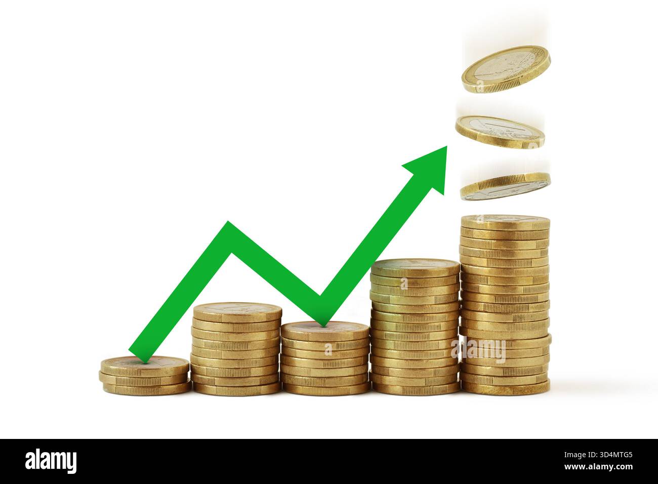 Pila di monete con freccia verde in aumento - concetto di crescita del denaro Foto Stock