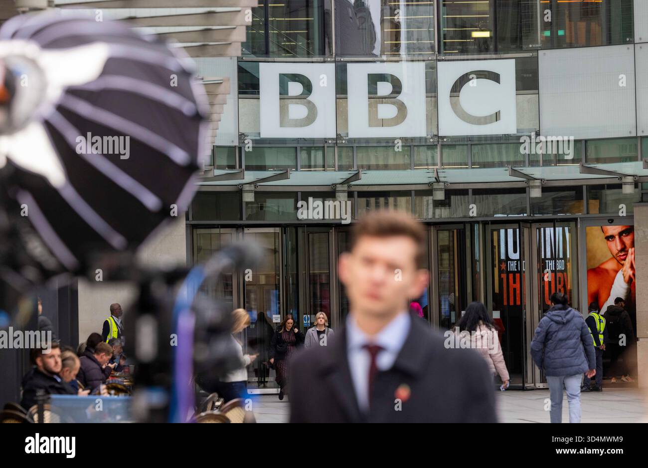 Londra, Regno Unito. 11 novembre 2025. BBC Broadcasting House nel centro di Londra. Il presidente DEGLI STATI UNITI, Donald Trump minaccia di citare in giudizio la BBC dopo lo show Panorama che ha curato un discorso di Trump. A seguito di polemiche sulla modifica di un discorso di Donald Trump in un documentario Panorama, il direttore generale della BBC, Tim DAVIE, e il capo di News della BBC Deborah Turness si sono dimessi, tra le più ampie accuse di pregiudizio "serio e sistemico" nel Credit: Mark Thomas/Alamy Live News della rete Foto Stock