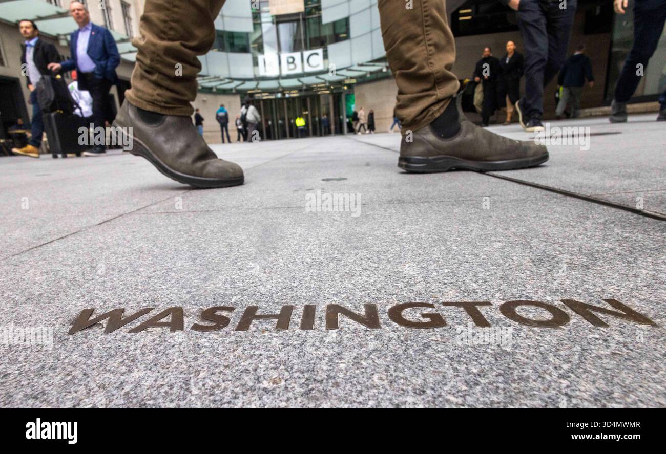 Londra, Regno Unito. 11 novembre 2025. BBC Broadcasting House nel centro di Londra. Il presidente DEGLI STATI UNITI, Donald Trump minaccia di citare in giudizio la BBC dopo lo show Panorama che ha curato un discorso di Trump. A seguito di polemiche sulla modifica di un discorso di Donald Trump in un documentario Panorama, il direttore generale della BBC, Tim DAVIE, e il capo di News della BBC Deborah Turness si sono dimessi, tra le più ampie accuse di pregiudizio "serio e sistemico" nel Credit: Mark Thomas/Alamy Live News della rete Foto Stock