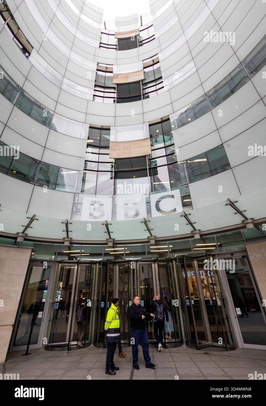 Londra, Regno Unito. 11 novembre 2025. BBC Broadcasting House nel centro di Londra. Il presidente DEGLI STATI UNITI, Donald Trump minaccia di citare in giudizio la BBC dopo lo show Panorama che ha curato un discorso di Trump. A seguito di polemiche sulla modifica di un discorso di Donald Trump in un documentario Panorama, il direttore generale della BBC, Tim DAVIE, e il capo di News della BBC Deborah Turness si sono dimessi, tra le più ampie accuse di pregiudizio "serio e sistemico" nel Credit: Mark Thomas/Alamy Live News della rete Foto Stock