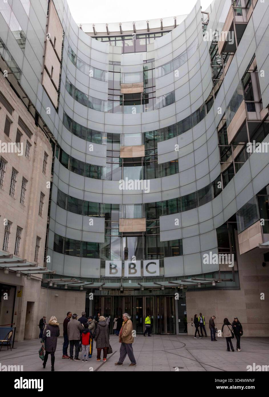 Londra, Regno Unito. 11 novembre 2025. BBC Broadcasting House nel centro di Londra. Il presidente DEGLI STATI UNITI, Donald Trump minaccia di citare in giudizio la BBC dopo lo show Panorama che ha curato un discorso di Trump. A seguito di polemiche sulla modifica di un discorso di Donald Trump in un documentario Panorama, il direttore generale della BBC, Tim DAVIE, e il capo di News della BBC Deborah Turness si sono dimessi, tra le più ampie accuse di pregiudizio "serio e sistemico" nel Credit: Mark Thomas/Alamy Live News della rete Foto Stock