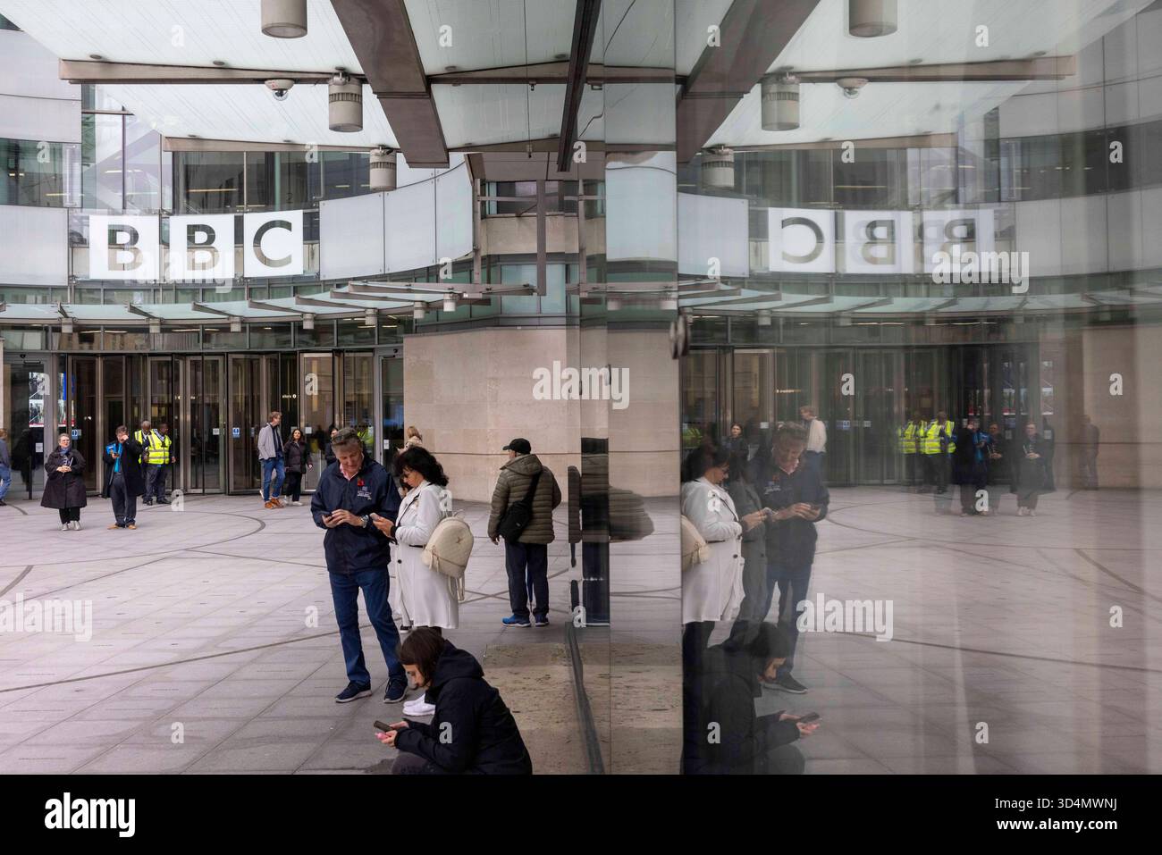 Londra, Regno Unito. 11 novembre 2025. BBC Broadcasting House nel centro di Londra. Il presidente DEGLI STATI UNITI, Donald Trump minaccia di citare in giudizio la BBC dopo lo show Panorama che ha curato un discorso di Trump. A seguito di polemiche sulla modifica di un discorso di Donald Trump in un documentario Panorama, il direttore generale della BBC, Tim DAVIE, e il capo di News della BBC Deborah Turness si sono dimessi, tra le più ampie accuse di pregiudizio "serio e sistemico" nel Credit: Mark Thomas/Alamy Live News della rete Foto Stock