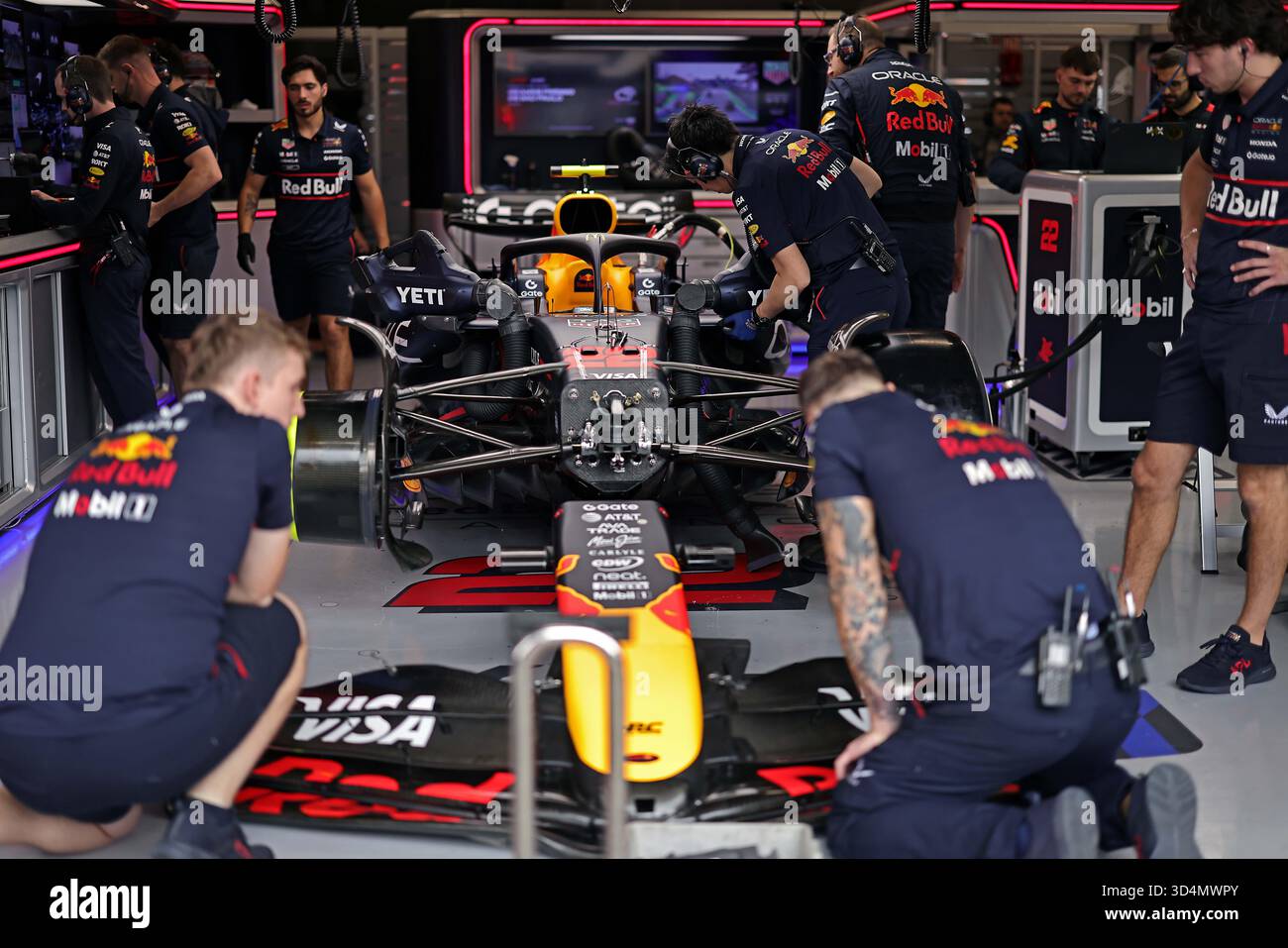 San Paolo, Brasile. 8 novembre 2025. I meccanici preparano la vettura di F1 di Yuki Tsunoda (JPN) Oracle Red Bull Racing RB21 Honda prima della Sprint Race del Gran Premio di F1 del Brasile all'autodromo Jose Carlos Pace l'8 novembre 2025 a San Paolo, Brasile. Foto: Heuler Andrey/DiaEsportivo/Alamy Live News crediti: DiaEsportivo/Alamy Live News Foto Stock