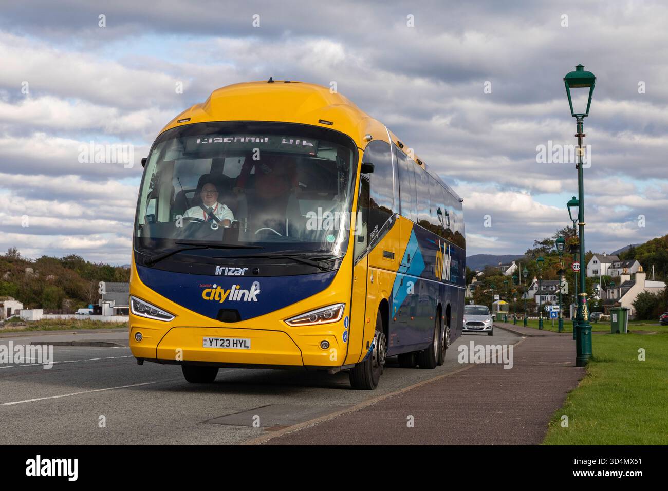 Durante il tragitto da Kyleakin sulla costa orientale dell'Isola di Skye a Glasgow, si vede un pullman scozzese Citylink. Foto Stock