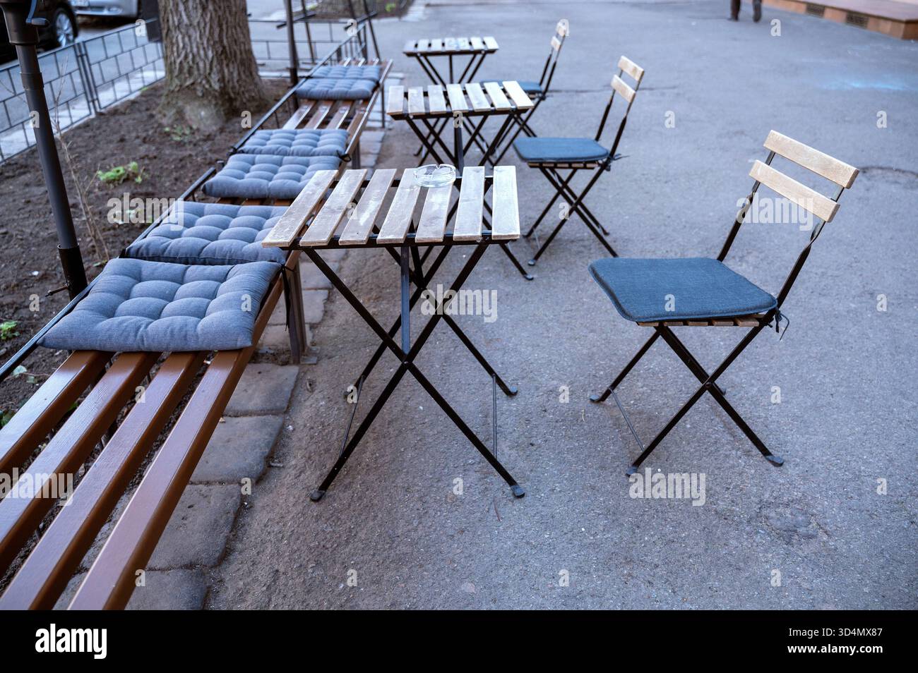 Area salotto all'aperto con tavoli e sedie in fila. Foto Stock