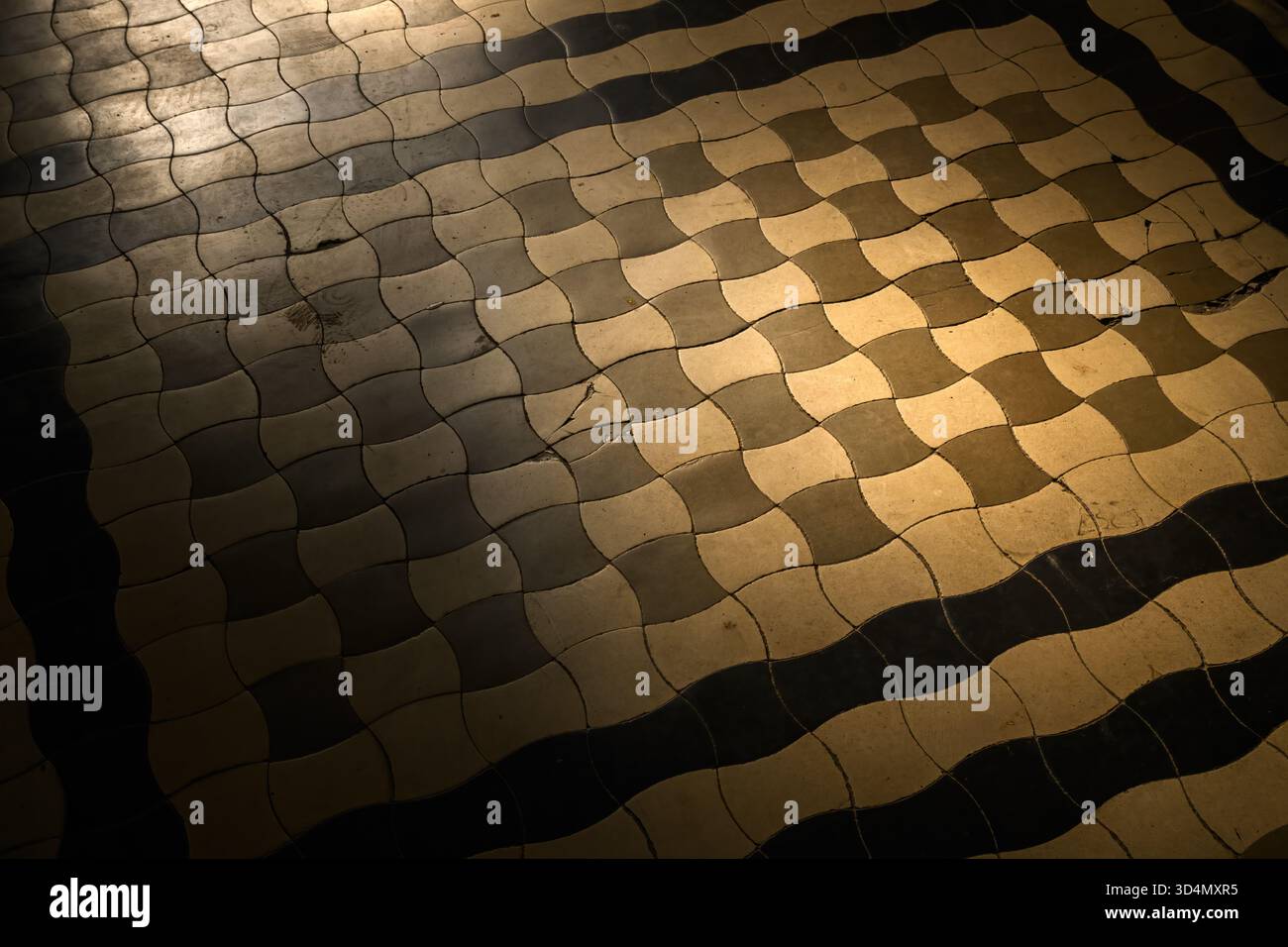 Vecchio pavimento in ceramica con motivo ondulato e texture vintage, con luce solare soffusa, sfondo geometrico astratto. Messa a fuoco selettiva. Foto Stock