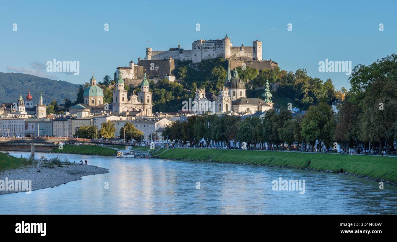 Salisburgo - il panorama della città vecchia dal lato del fiume alla luce della sera. Foto Stock