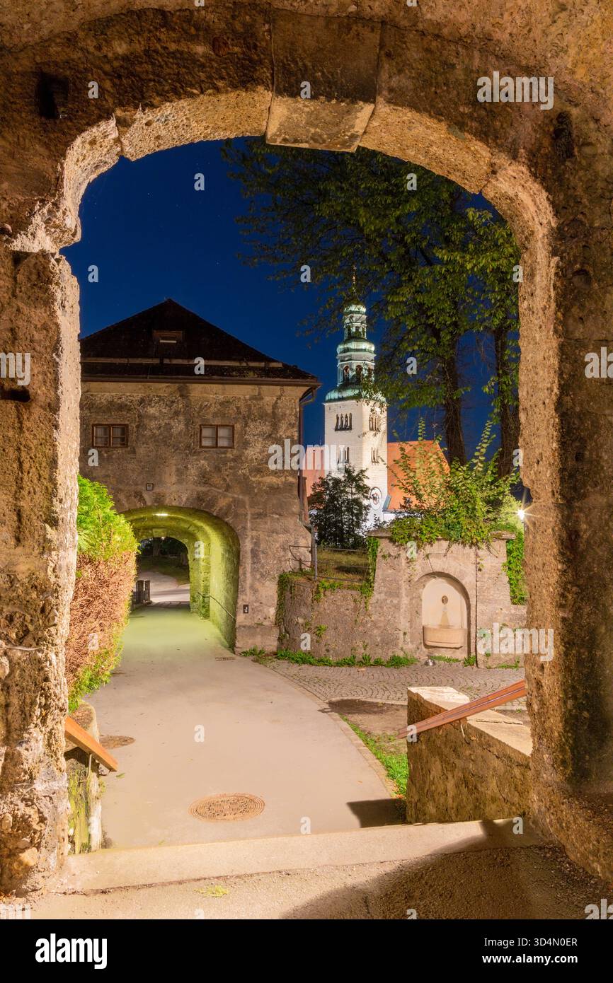 Salisburgo - la chiesa di Pfarrkirche Mulln e le mura e le porte della città al crepuscolo. Foto Stock