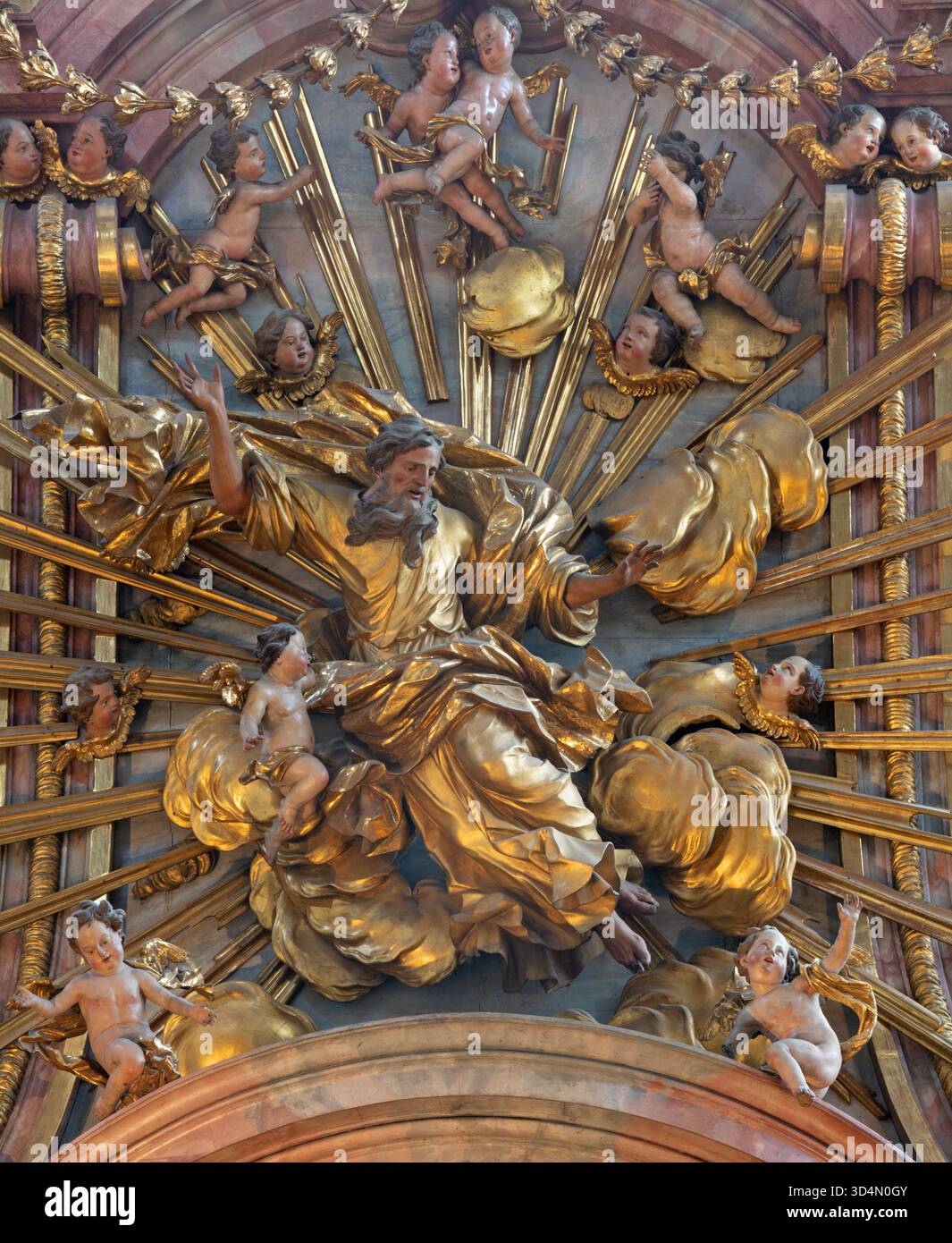 SALISBURGO, AUSTIRA - 7 SETTEMBRE 2025: La statua policroma scolpita del Dio Creatore dall'altare maggiore nella chiesa Franziskanerkirche Foto Stock