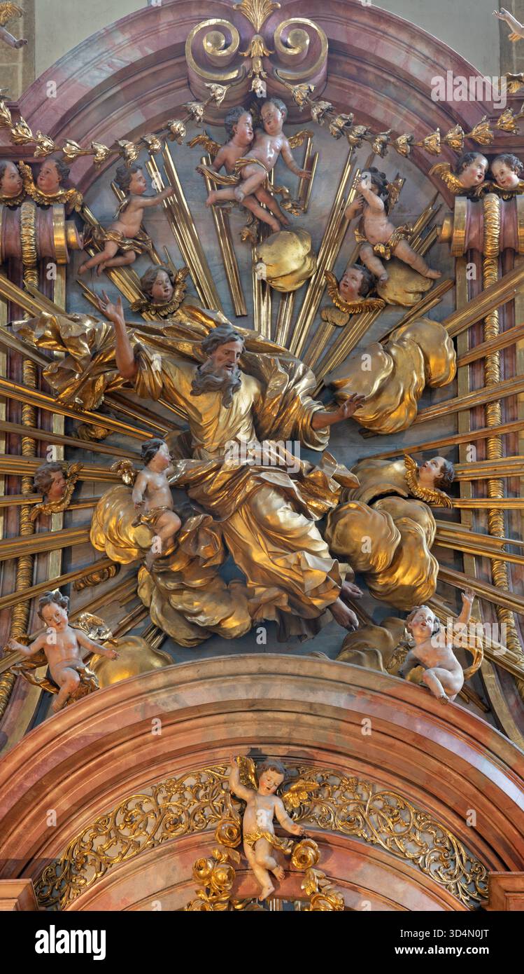 SALISBURGO, AUSTIRA - 7 SETTEMBRE 2025: La statua policroma scolpita del Dio Creatore dall'altare maggiore nella chiesa Franziskanerkirche Foto Stock