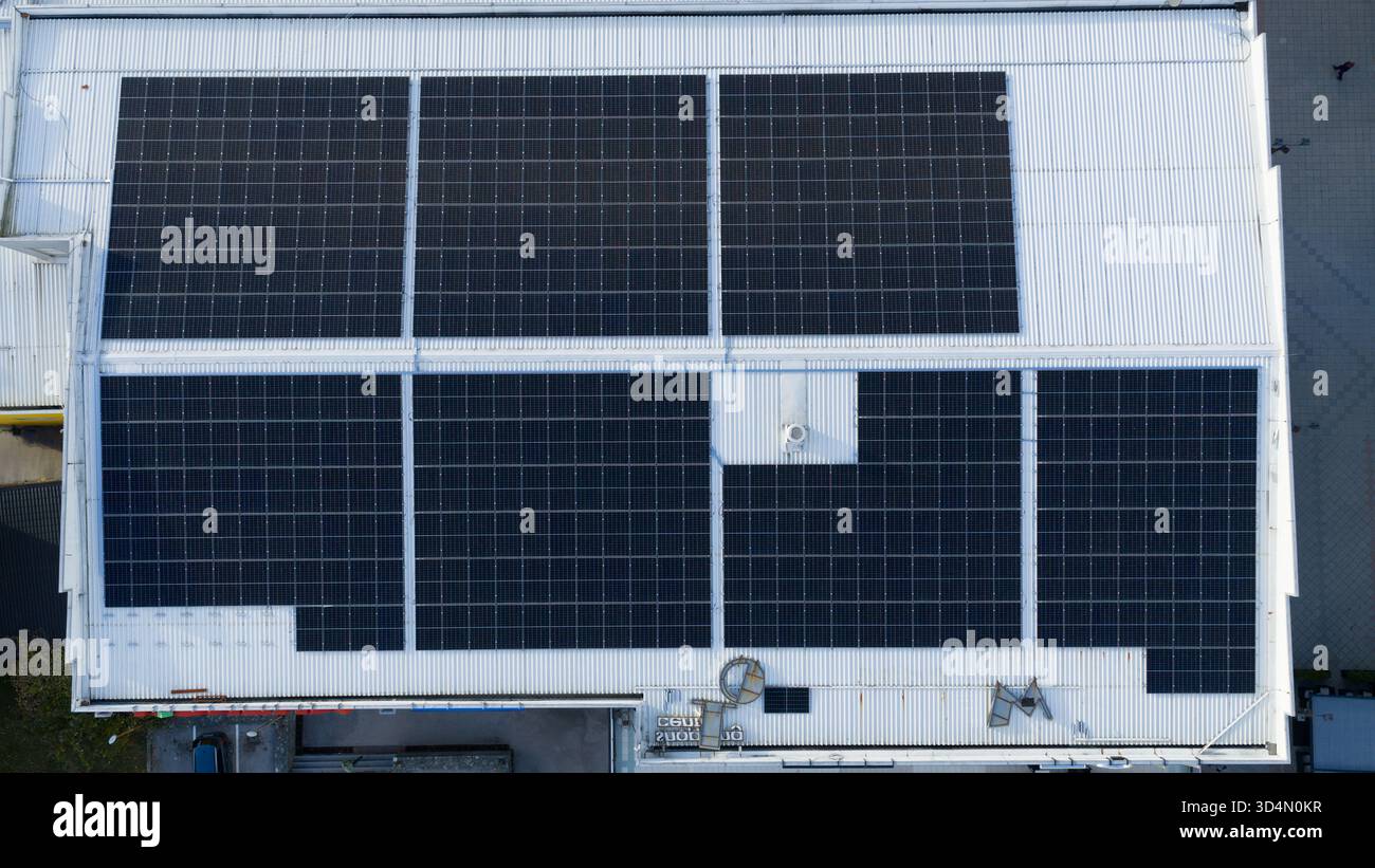 Vista aerea dei pannelli solari sul tetto degli edifici industriali, tecnologia di energia rinnovabile pulita per una generazione di energia sostenibile Foto Stock