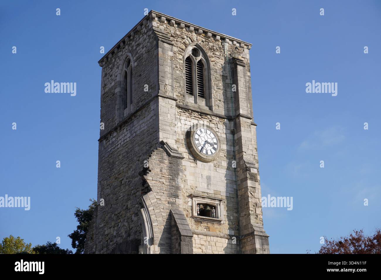 torre dell'orologio in pietra e resti dell'ex chiesa. Edificio religioso storico Foto Stock