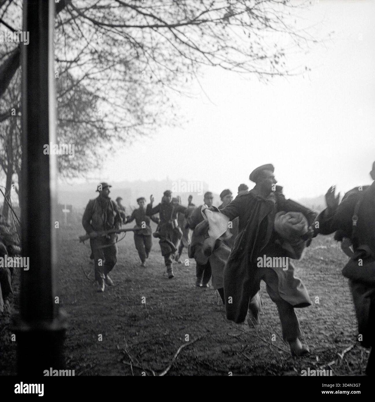FLUSHING, WALCHEREN, PAESI BASSI - 1 novembre 1944 - le truppe d'assalto britanniche sbarcarono su Walcheren all'alba del 1 novembre 1944 e la maggior parte di Flushing fu inclusa nella prima testa di ponte. Gli sbarchi erano supportati dal fuoco delle navi da guerra britanniche. L'obiettivo dell'assalto è di mettere a tacere i cannoni nemici che minacciano il passaggio Schelda verso il porto di Anversa. Questa particolare immagine mostra alcuni dei primi prigionieri tedeschi catturati dopo lo sbarco durante la battaglia di Walcheren Causeway (nota anche come operazione Vitality) durante la seconda guerra mondiale - foto: Geopix/Sgt Stiggins Foto Stock