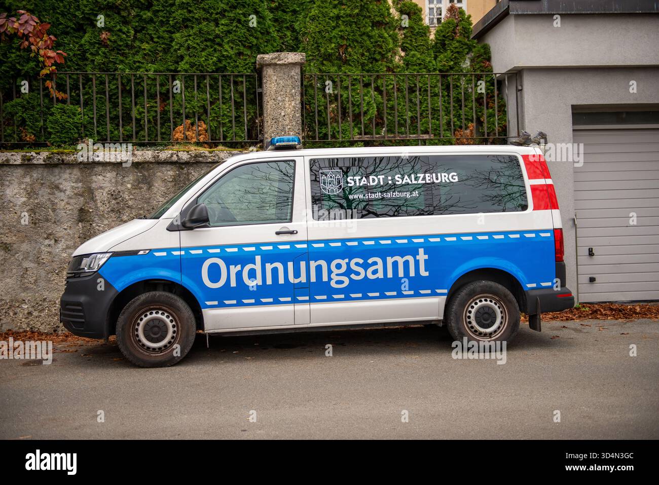 Un veicolo dell'ufficio dell'ordine pubblico austriaco si trova in una strada a Salisburgo, in Austria Foto Stock