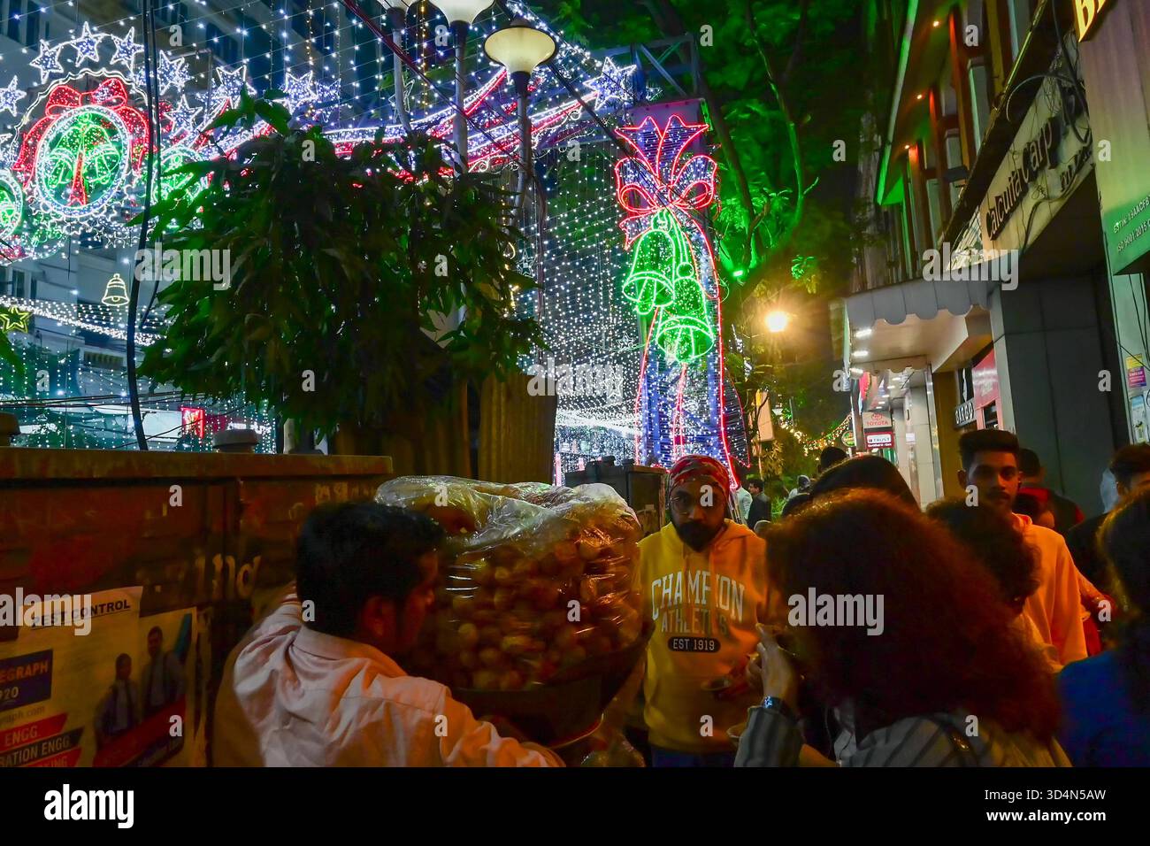 Kolkata, Bengala Occidentale, India - 24.12.2023 : Fuchka, phuchka, puchka, gol gappa o gol gappe è uno Street food. Una palla cava fritta croccante, ripiena di Foto Stock