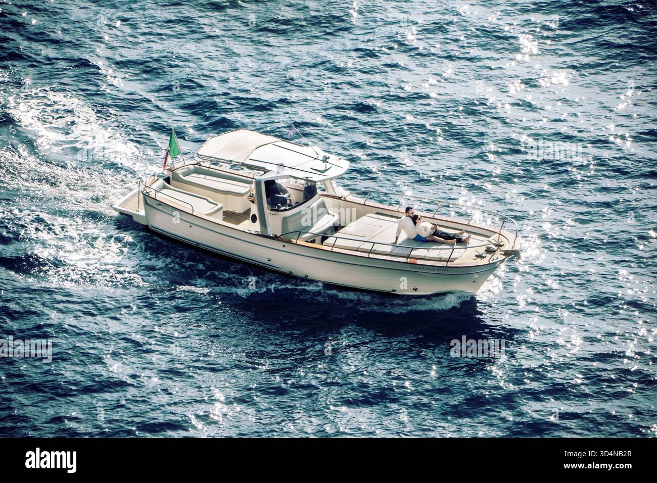 Turisti che arrivano in barca privata presso la grotta blu vicino alla SS145, vicino a Positano Foto Stock