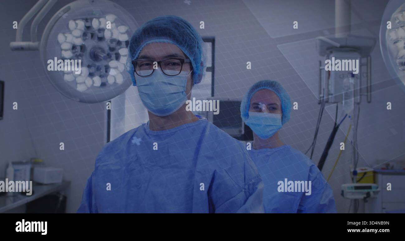 Team chirurgico in piedi che si prepara in sala operatoria indossando abiti, cappelli, maschere, occhiali Foto Stock